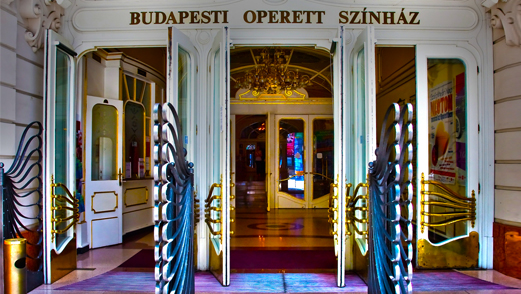 kép:budapesti operett színház bejárata nyitott ajtókkal