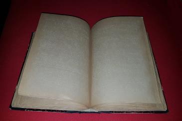 Nyitott keményfedeles régi Braille-könyv