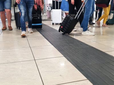 Taktilis vezetősávok a nápolyi repülőtéren